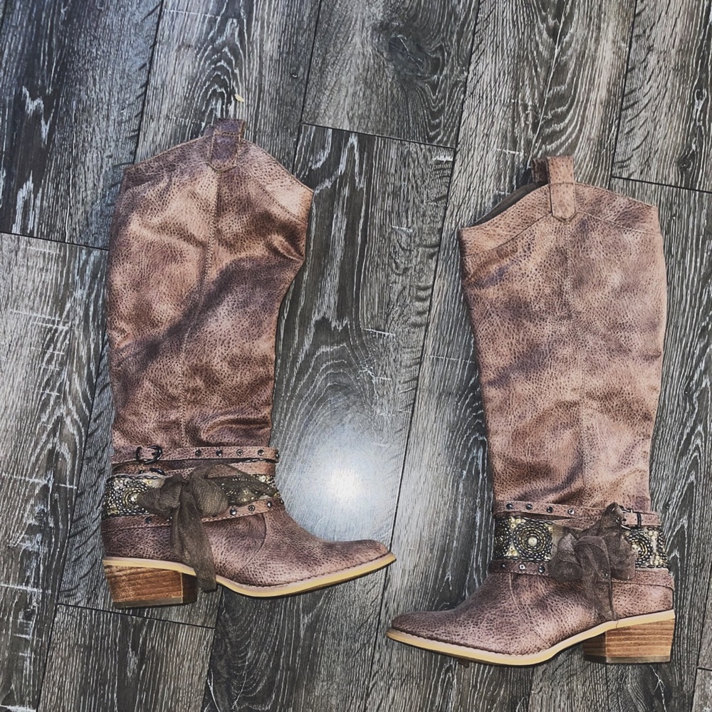 Women’s boots size 8 brand * Not Rated*